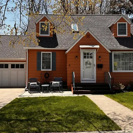 Cozy Haven- Cape Cod Style Cottage- Close To Beach